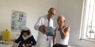 Mjeku shqiptar vjen nga Amerika, i kalon pushimet duke vizituar falas bashkëfshatarët e tij