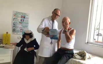 Mjeku shqiptar vjen nga Amerika, i kalon pushimet duke vizituar falas bashkëfshatarët e tij