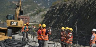 Fillon ndërhyrja për eleminimin e rrëshqitjes në rrugën Tiranë-Elbasan