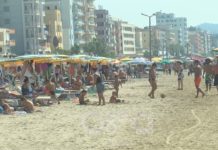 FOTO/ Sot jemi zyrtarisht në vjeshtë, por plazhi i Durrësit ishte plot