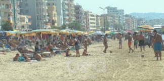 FOTO/ Sot jemi zyrtarisht në vjeshtë, por plazhi i Durrësit ishte plot