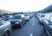 Plazh në vjeshtë! Vijon fluksi i pushuesve kosovarë drejt plazheve shqiptare