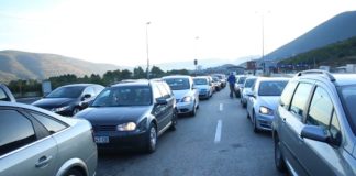 Plazh në vjeshtë! Vijon fluksi i pushuesve kosovarë drejt plazheve shqiptare