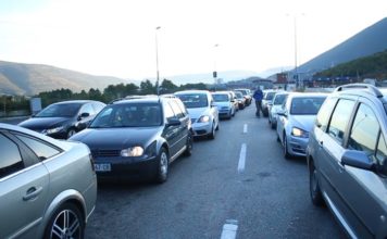 Plazh në vjeshtë! Vijon fluksi i pushuesve kosovarë drejt plazheve shqiptare