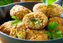 Turistët mësyjnë Gjirokastrën, festa e qifqive kremtohet krahas artit të rrugës