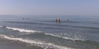 VIDEO/ Në Shëngjin, plazhi ishte plot edhe sot