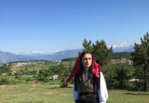 FOTOT/ Xhubleta, veshja e vjetër shqiptare bën bashkë studiues e etnografë
