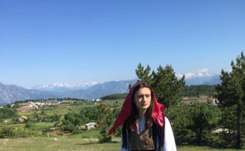 FOTOT/ Xhubleta, veshja e vjetër shqiptare bën bashkë studiues e etnografë