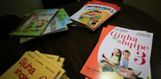 Shpërndahen tekste mësimore për shqiptarët e diasporës në SHBA