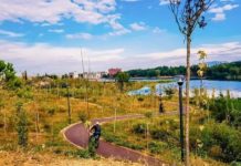 Shkallë të reja tek diga e Liqenit, vendosen kangjellat dekorativë përgjatë shëtitores