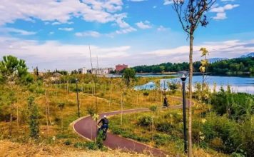 Shkallë të reja tek diga e Liqenit, vendosen kangjellat dekorativë përgjatë shëtitores