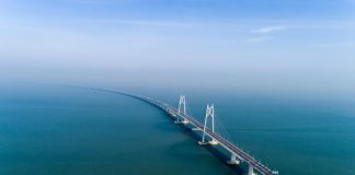 FOTOT/ Magjike! Hapet ura më e gjatë në botë mbi det