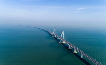 FOTOT/ Magjike! Hapet ura më e gjatë në botë mbi det