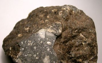 Ra në tokë si meteor, copëza e hënës shitet për shumën marramendëse