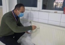 FOTOT/ Drejtori i përvishet punës, lyen vetë objektin ku shërben