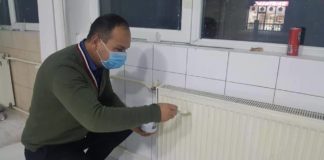 FOTOT/ Drejtori i përvishet punës, lyen vetë objektin ku shërben