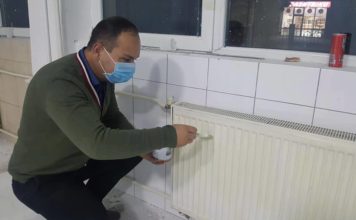 FOTOT/ Drejtori i përvishet punës, lyen vetë objektin ku shërben