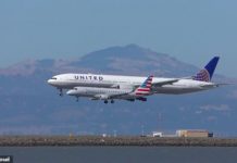 VIDEO/ Spektakël në qiell, 2 avionë ulen në pistë paralelisht