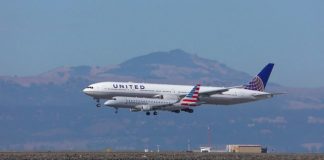 VIDEO/ Spektakël në qiell, 2 avionë ulen në pistë paralelisht