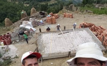 Ndërtoi vetë shkollën në Skrapar, SHBA shkruan për nismën e re të mësues Donaldit