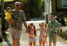 FOTOT/ Njihuni me babain super hero, ka adoptuar 5 fëmijë me aftësi të kufizuara