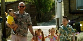 FOTOT/ Njihuni me babain super hero, ka adoptuar 5 fëmijë me aftësi të kufizuara