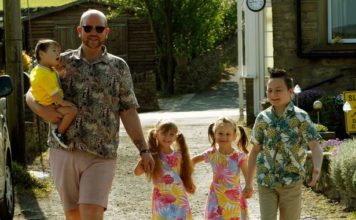 FOTOT/ Njihuni me babain super hero, ka adoptuar 5 fëmijë me aftësi të kufizuara