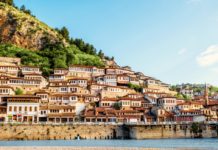 Guida turistike japoneze vendos Beratin në faqe të parë