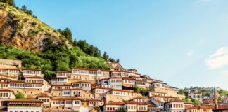 Guida turistike japoneze vendos Beratin në faqe të parë