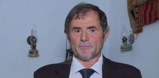 Mësuesi pensionist ndërton vetë muzeun dhe bëhet ciceron