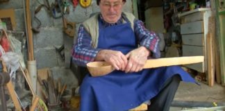 Mjeshtri i lahutave dhe çiftelive: Lus Zotin për punë, jo për para