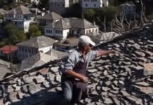 VIDEO/ Njihuni me restauruesin 85-vjeçar, mjeshtri i çative në Gjirokastër