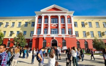 Miratohet bursa, nga 1 mijë dollarë për 260 ekselentët që kanë zgjedhur Mësuesinë