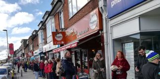 Vullnetarët bëhen bashke dhe krijojnë zinxhir për transportimin e 20,000 librave për një librari jofitimprurëse