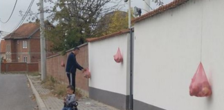 Si në Norvegji, qytetari nga Kosova vendos qese me mollë për kalimtarët