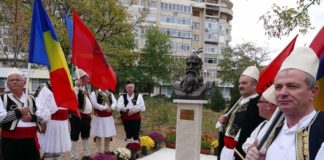 FOTOT/ Busti i Gjergj Kastriotit vendoset edhe në Rumani, Craiova vishet kuqezi