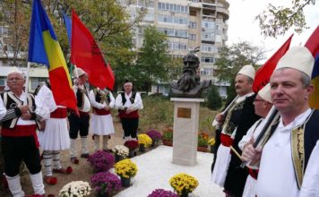 FOTOT/ Busti i Gjergj Kastriotit vendoset edhe në Rumani, Craiova vishet kuqezi