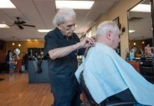 Frymëzuese/ Është 107 vjeç dhe ende punon… berber!