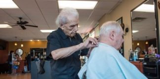 Frymëzuese/ Është 107 vjeç dhe ende punon… berber!