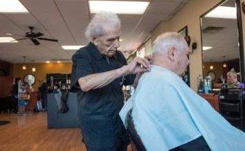 Frymëzuese/ Është 107 vjeç dhe ende punon… berber!