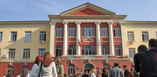 Procedurat/ Studentët që përjashtohen nga tarifa dhe ata që përfitojnë bursë 1 mijë dollarë