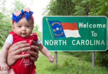 Kjo vogëlushe ka shëtitur 50 shtete për 1 javë dhe është vetëm…5 muajshe