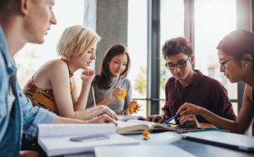 Vendi i varfër i jep leksion botës, heq tarifat e shkollimit për të gjithë studentët