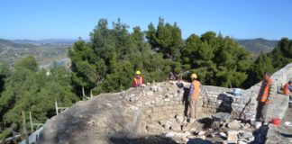 FOTOT/ Pastrohet dhe restaurohet kalaja e Beratit