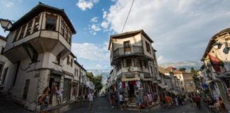 Perla arkitekturore e Shqipërisë, restaurohet Pazari i Gjirokastrës