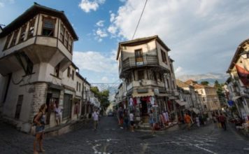 Perla arkitekturore e Shqipërisë, restaurohet Pazari i Gjirokastrës
