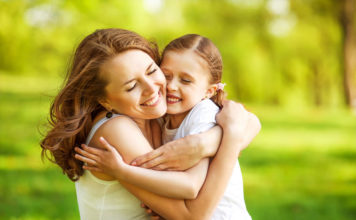 Përqafimet nga ana e majtë janë më emocionale