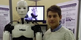 Frymëzuese/ Emigranti 15-vjeçar shqiptar krijon robotin e rrallë në botë, vlerësohet nga SHBA