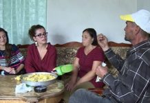 Frymëzuese/ 19-vjeçarja nga Tirana pas shkolle ndihmon familjen e varfër