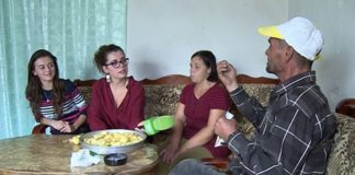 Frymëzuese/ 19-vjeçarja nga Tirana pas shkolle ndihmon familjen e varfër